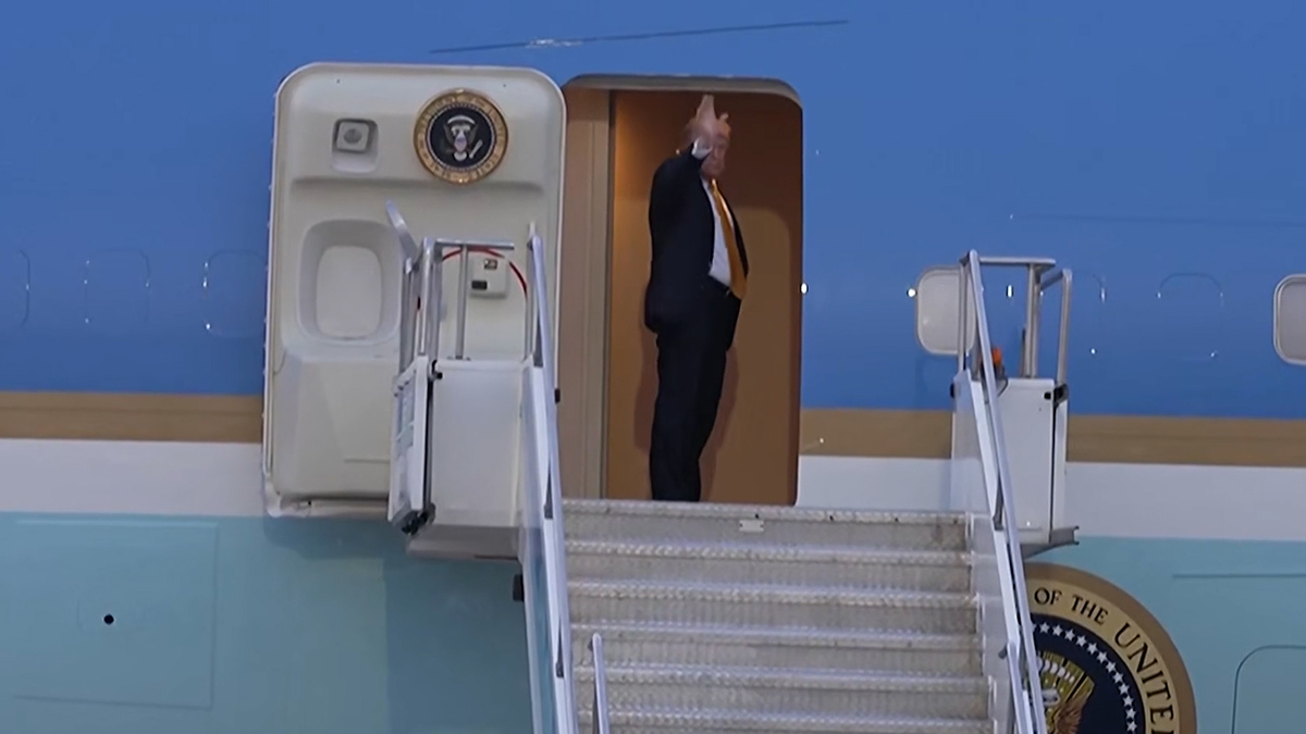 Ông Trump bay bằng Không lực Một cũ thay vì chuyên cơ Qatar tặng