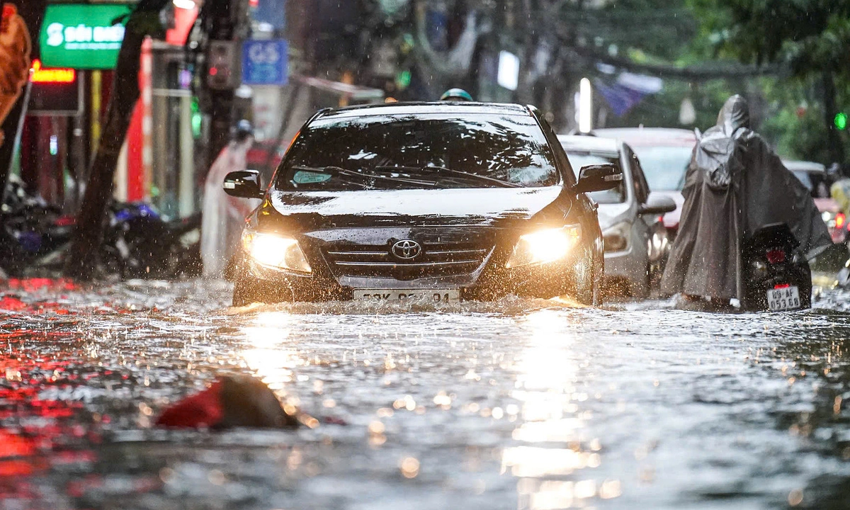 Nhiều phố Hà Nội ngập sâu, giao thông ùn tắc sau mưa lớn