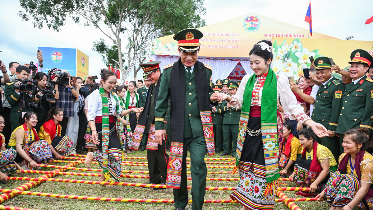 Đại tướng Phan Văn Giang nhảy sạp cùng đồng bào biên giới