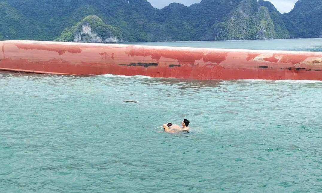 Phút sinh tử trên tàu hàng lật úp ở Vân Đồn