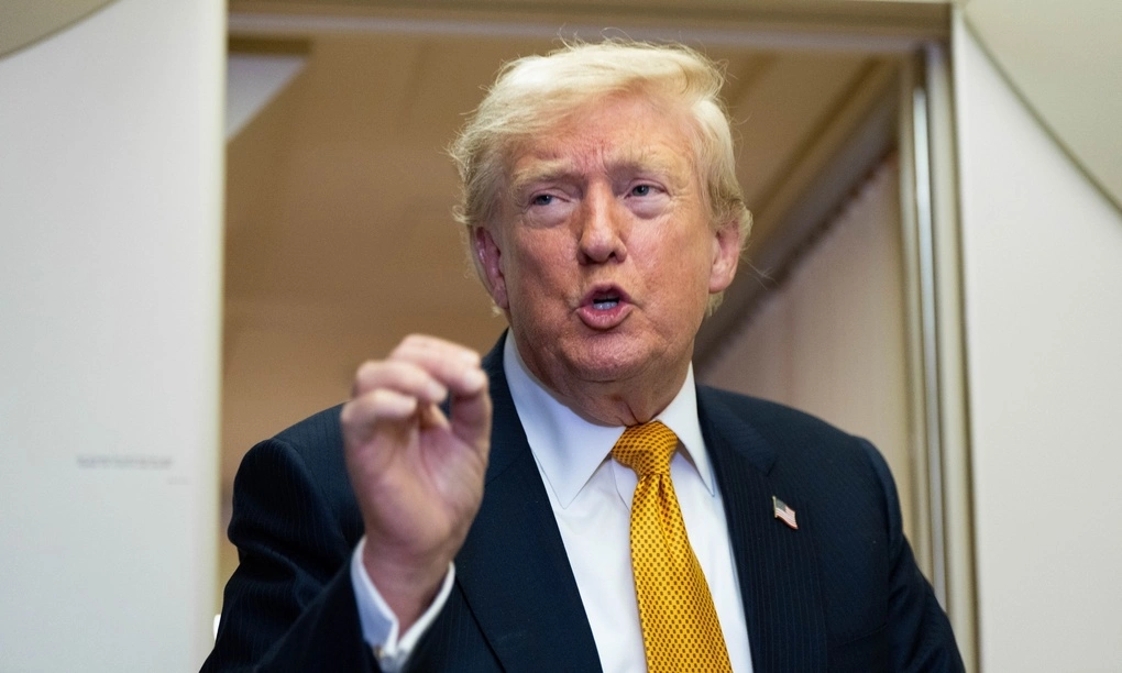 Tổng thống Donald Trump trò chuyện với các phóng viên trên chuyên cơ Không lực Một ngày 8/7. Ảnh: AP