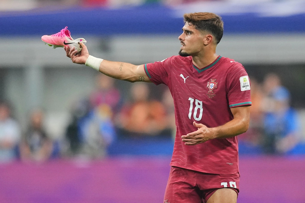 Pedro Neto shows the referee his shoe during the match between Portugal and Spain in the 1/8 round of the 2026 World Cup at Dallas, Texas, USA, on July 6, 2026. Photo: AP