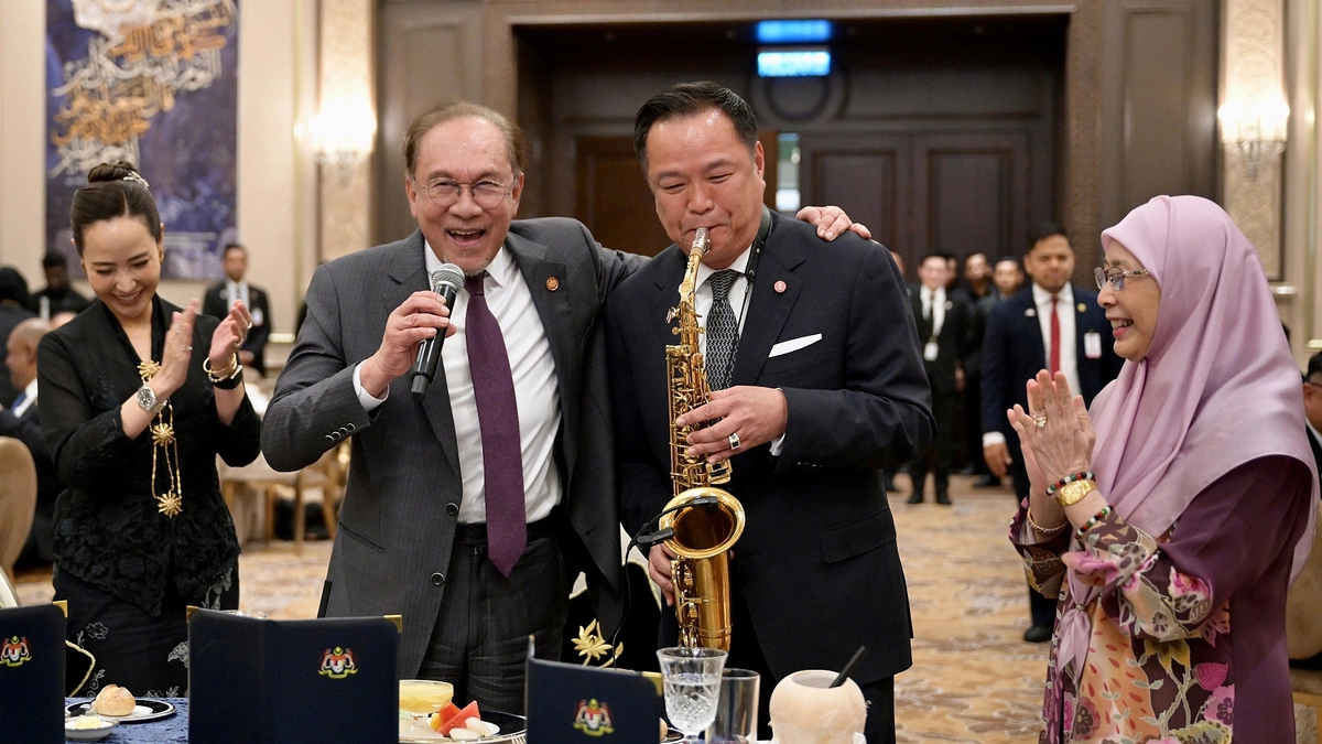 Thủ tướng Thái Lan trổ tài chơi kèn saxophone