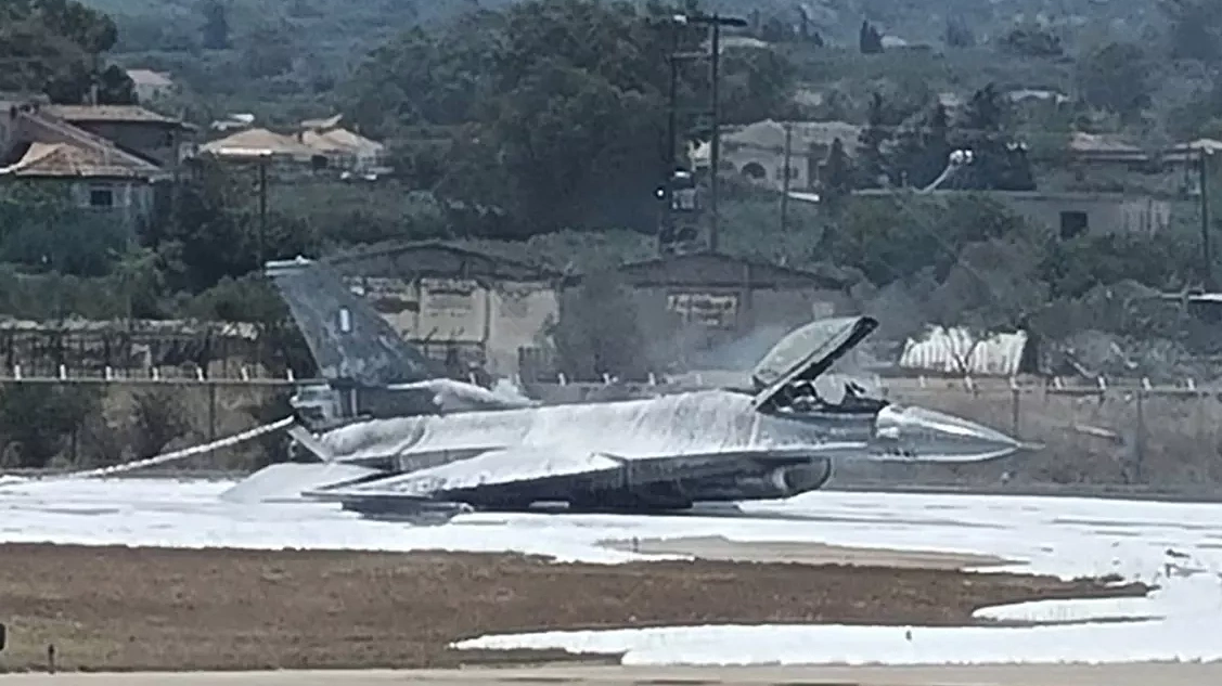F-16 hạ cánh bằng bụng, bốc cháy trên đường băng