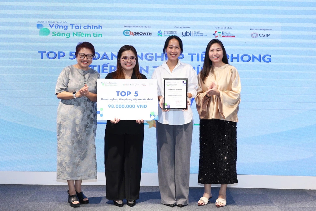 Đại diện Hirenow - nền tảng ứng dụng AI hỗ trợ việc tuyển dụng được trao vốn mồi. Ảnh: Huyền Trang