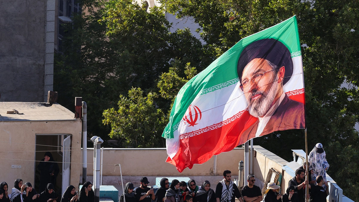 Lãnh tụ Tối cao Iran thề 'trả nợ máu' cho cha
