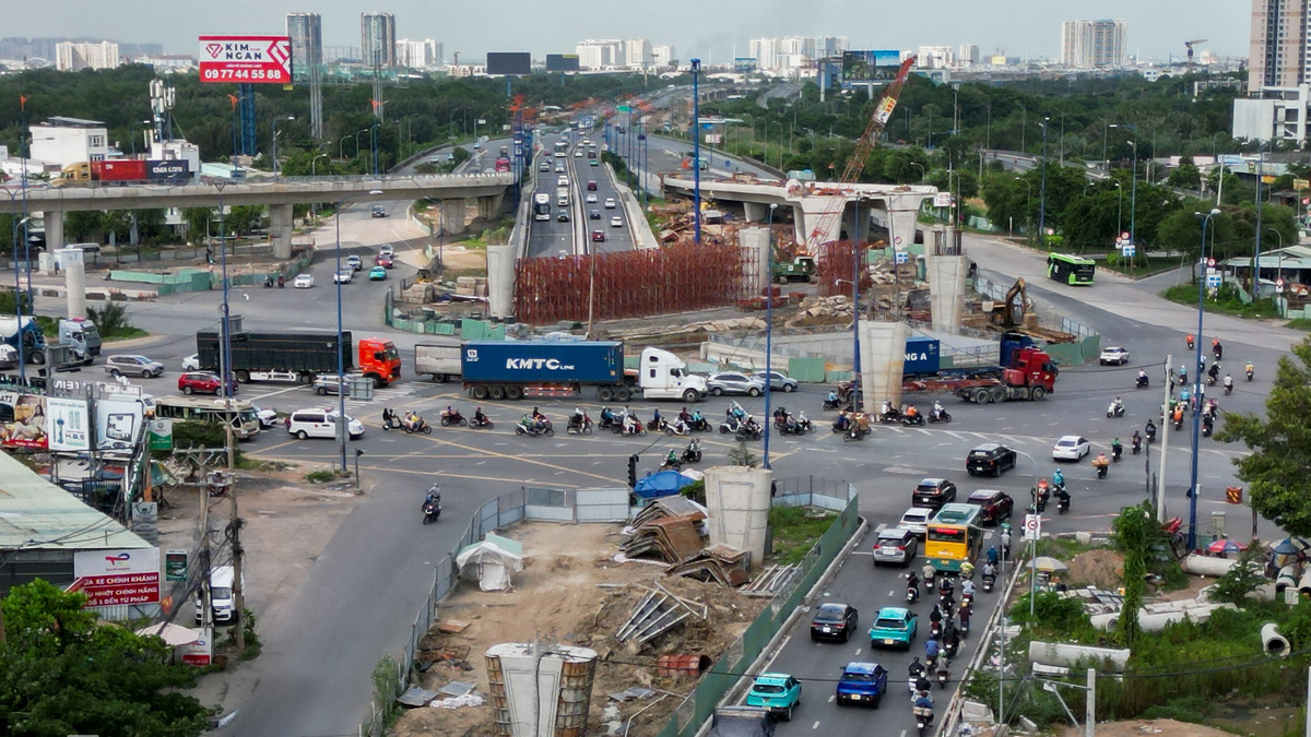 Nút giao lớn nhất TP HCM ngổn ngang bêtông, cốt thép sau hai lần trễ hẹn