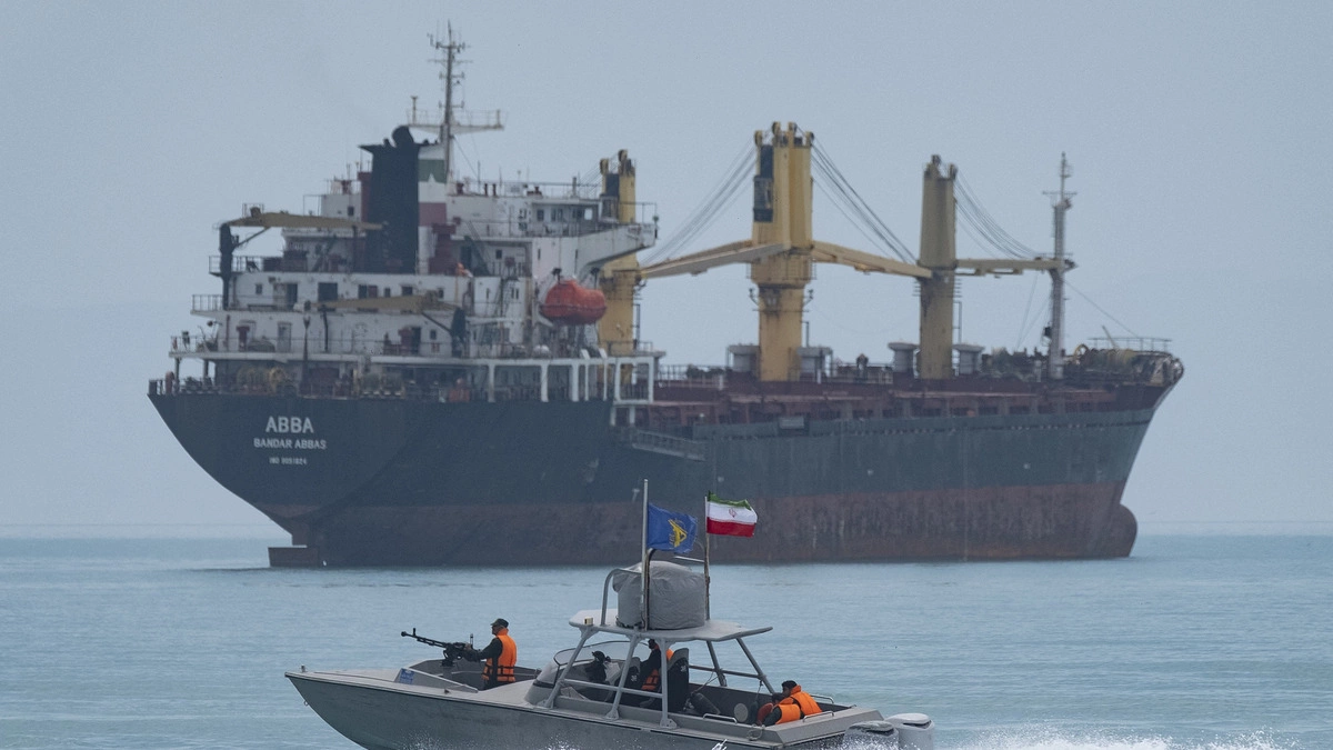 Iran tuyên bố đóng eo biển Hormuz