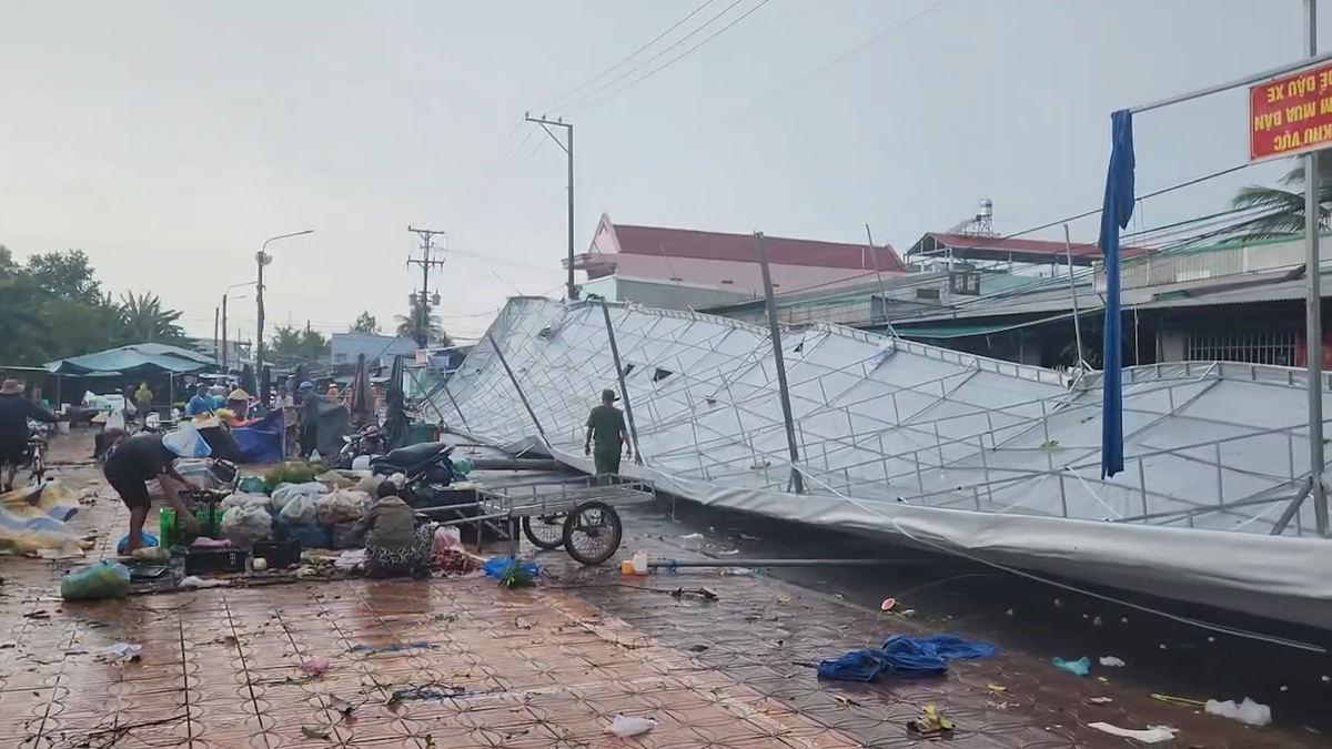 Giông lốc làm sập vòm chợ, tốc mái nhà dân ở Cần Thơ