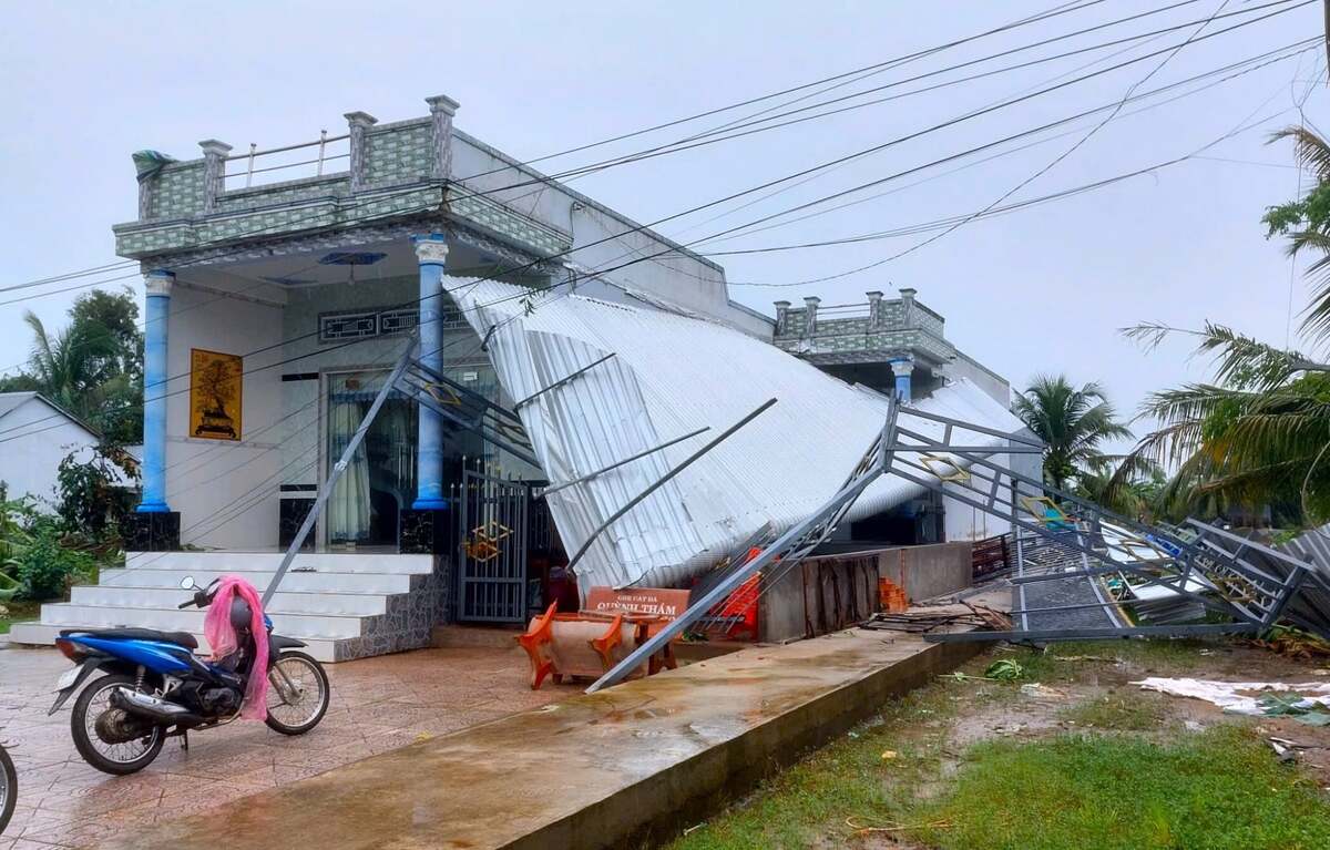 Điểm tin 17h: Lốc xoáy giật tung nhiều nhà ở Cà Mau | Quán pub Thái Lan bốc cháy có thể do chập điện điều hòa