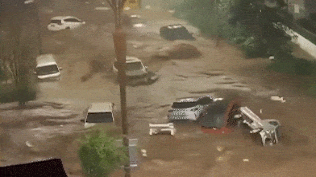 Lũ cuốn phăng ôtô giữa đường Trung Quốc sau bão Bavi