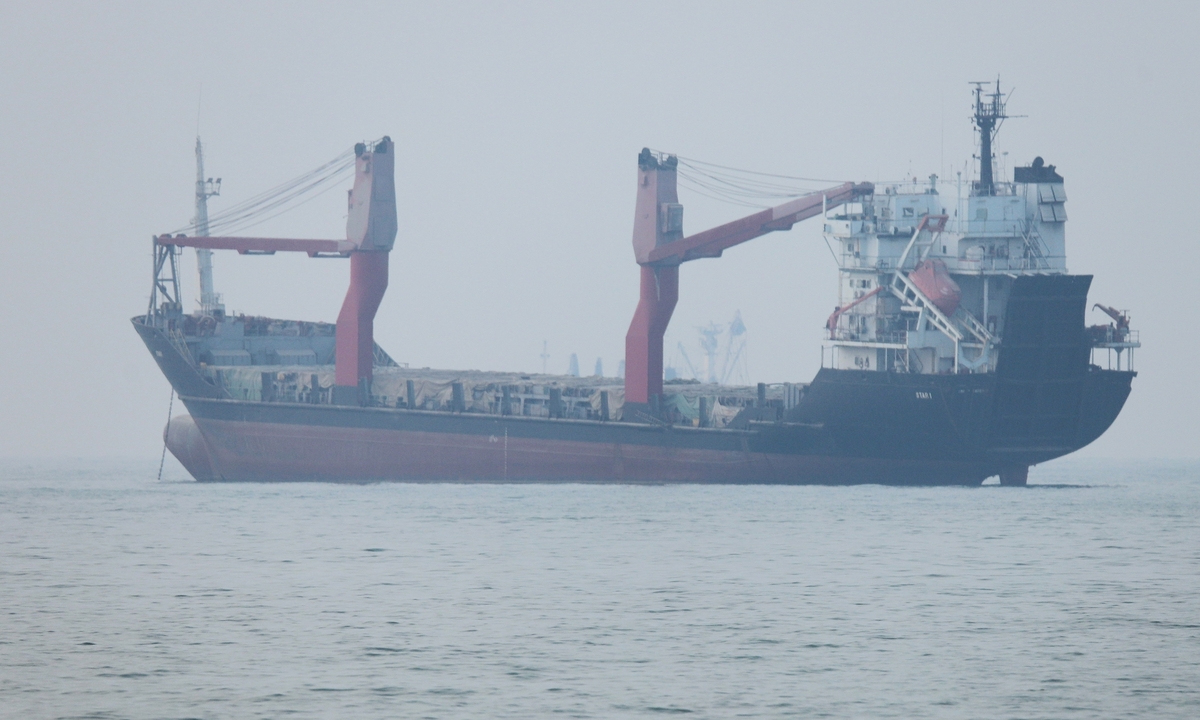 Iran 'bắn cảnh cáo' hai tàu ở Hormuz