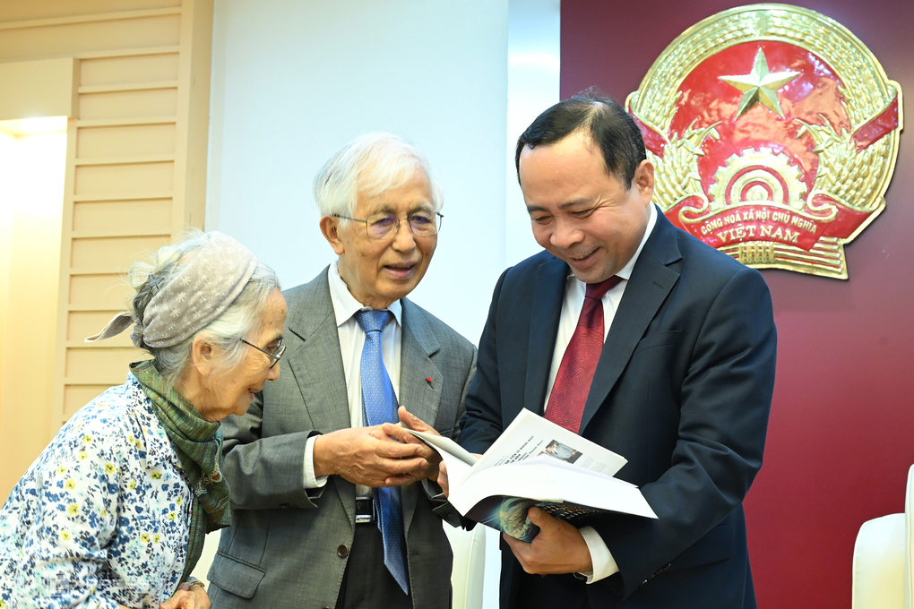 Bộ trưởng Khoa học và Công nghệ Vũ Hải Quân tiếp GS Trần Thanh Vân và phu nhân, tháng 7/2026. Ảnh: Trọng Đạt