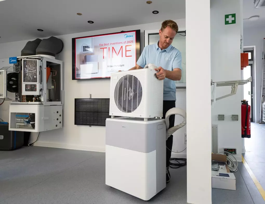 Midea PortaSplit air conditioner on display in Stuttgart (Germany), June 30. Photo: Tan Hoa Twitterã