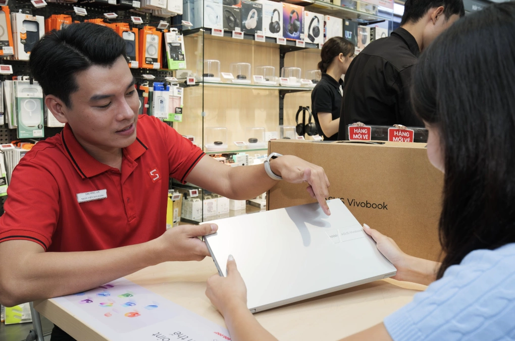 Consultant for new AI laptop lines at CellphoneS system. Photo: CellphoneS