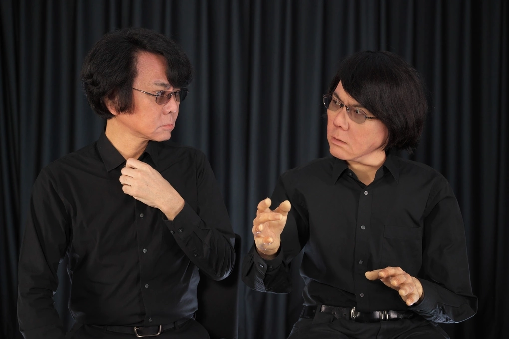 The humanoid robot Geminoid HI-6 (right) is a mechanical replica of professor Hiroshi Ishiguro (left). Photo: Ishiguro Lab