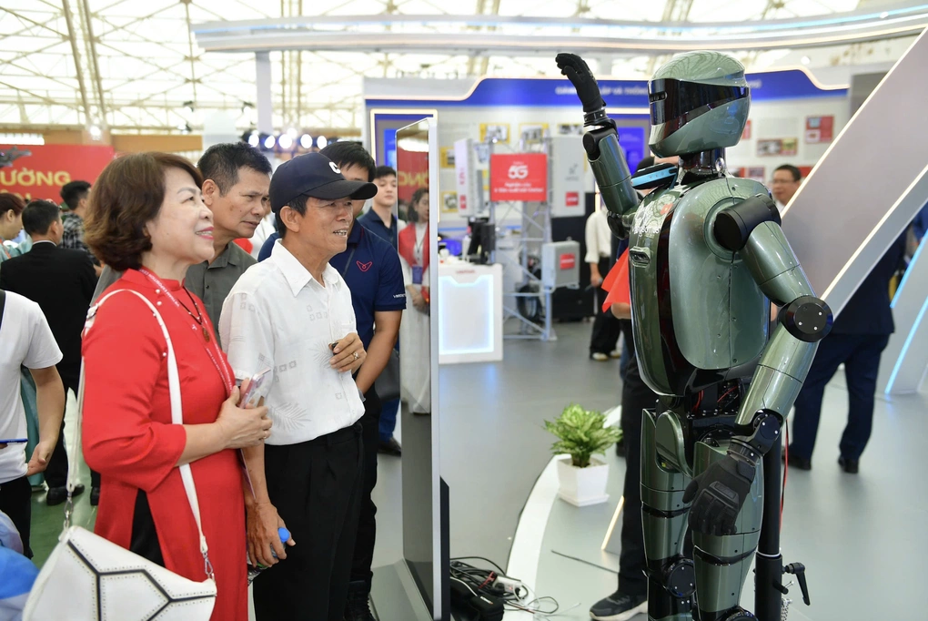 Người dân tương tác với robot tại triển lãm thành tựu khoa học, công nghệ, đổi mới sáng tạo và chuyển đổi số tháng 9/2025. Ảnh: Trọng Đạt - Quỳnh Trần - Thanh Tùng