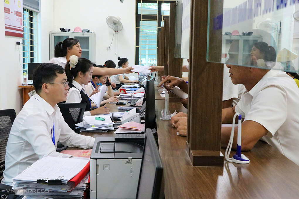 Cán bộ Trung tâm phục vụ hành chính công xã Hưng Nguyên Nam đang xử lý các hồ sơ liên quan lĩnh vực đất đai cho người dân, tháng 7/2026. Ảnh: Đức Hùng