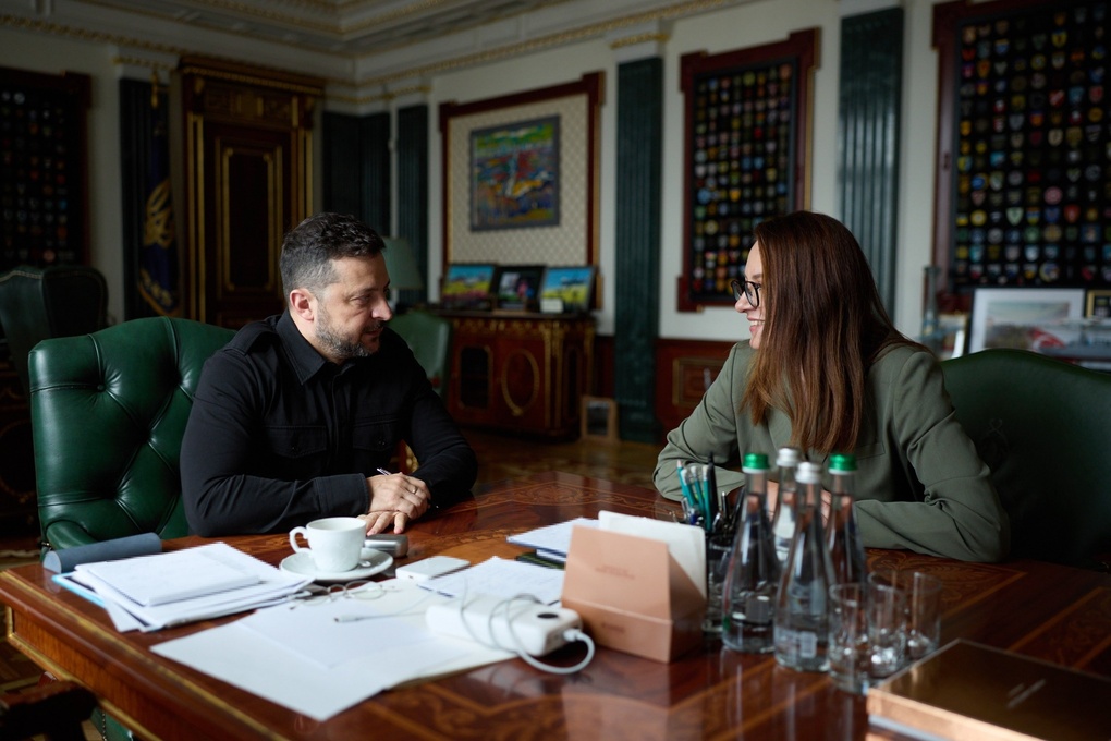 Tổng thống Ukraine Volodymyr Zelensky trao đổi với Thủ tướng Yulia Svyrydenko trong ảnh đăng ngày 12/7. Ảnh: X/ZelenskyyUa