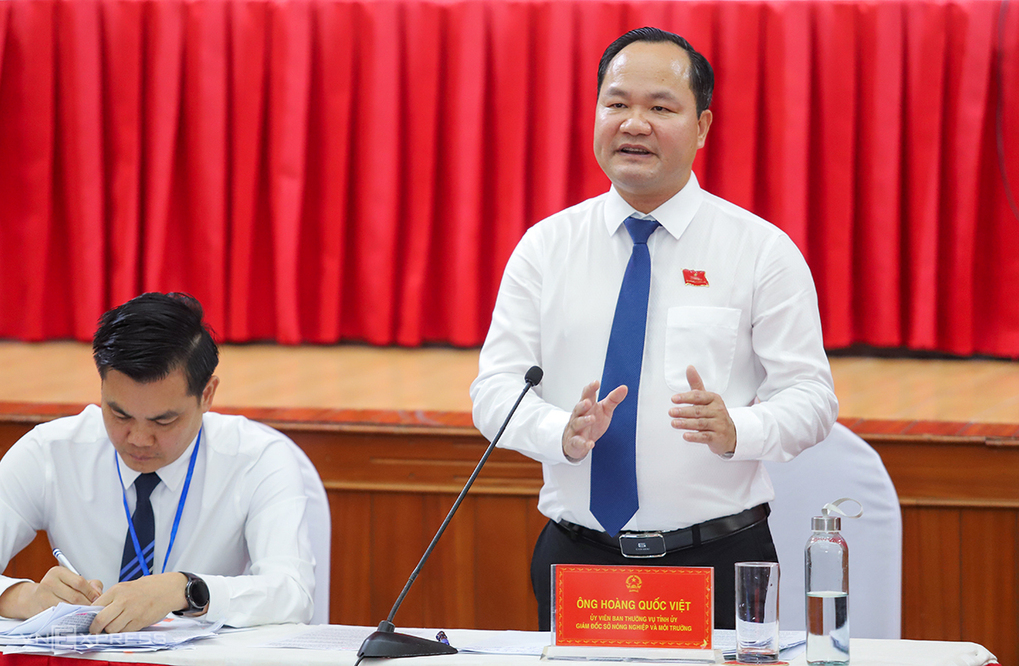 Ông Hoàng Quốc Việt, Giám đốc Sở Nông nghiệp Môi trường tỉnh Nghệ An (góc phải), trả lời chất vấn, sáng 14/7. Ảnh: Đức Hùng