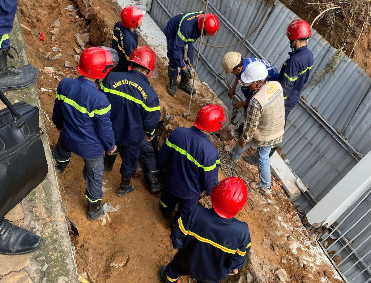 Sập tường đè chết nữ công nhân