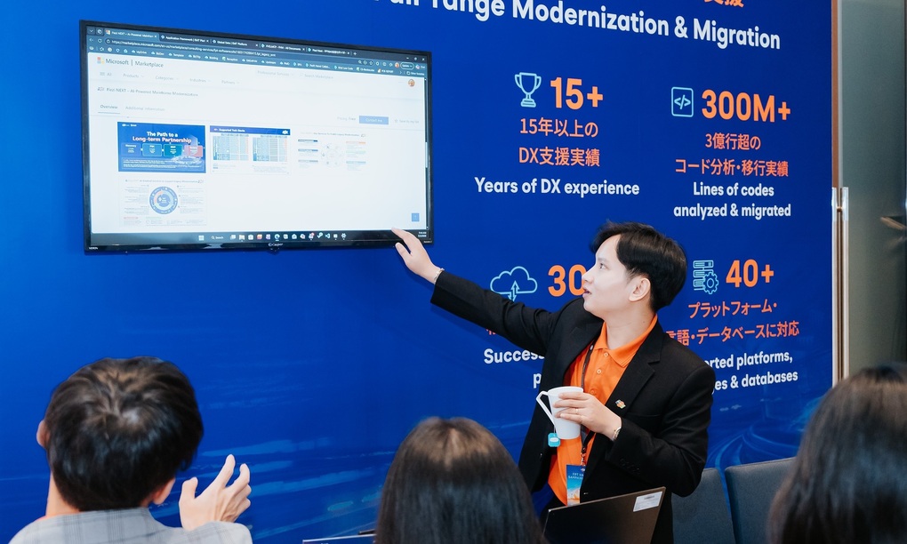 A representative of a Vietnamese business introduced some specialized AI solutions. Photo: Thu Huyen