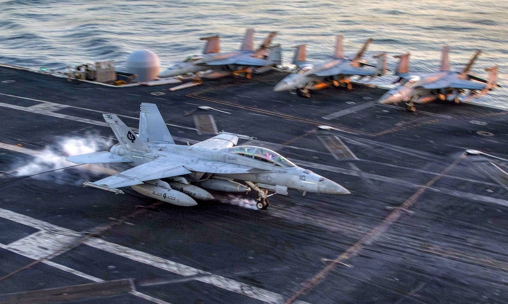 Tiêm kích F/A-18F Super Hornet hạ cánh trên boong tàu sân bay lớp Nimitz USS Abraham Lincoln hồi tháng 2. Ảnh: AFP