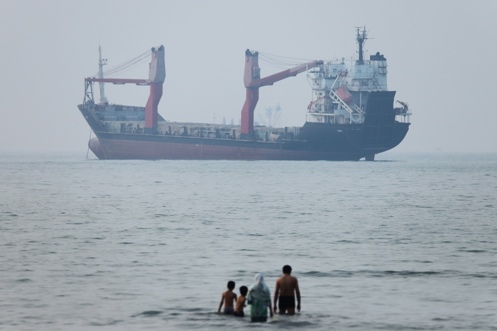 Tàu hàng neo đậu ở eo biển Hormuz ngoài khơi Bandar Abbas, Iran, ngày 30/6. Ảnh: AP