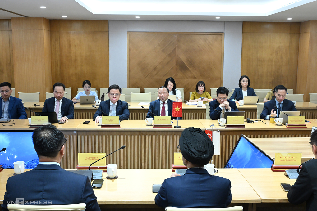 Bộ trưởng Khoa học và Công nghệ Vũ Hải Quân tiếp đoàn công tác Trung tâm Công nghệ và Tái sản xuất tiên tiến (ARTC), thuộc Cơ quan Khoa học, Công nghệ và Nghiên cứu Singapore (A*STAR), sáng 15/7. Ảnh: Trọng Đạt