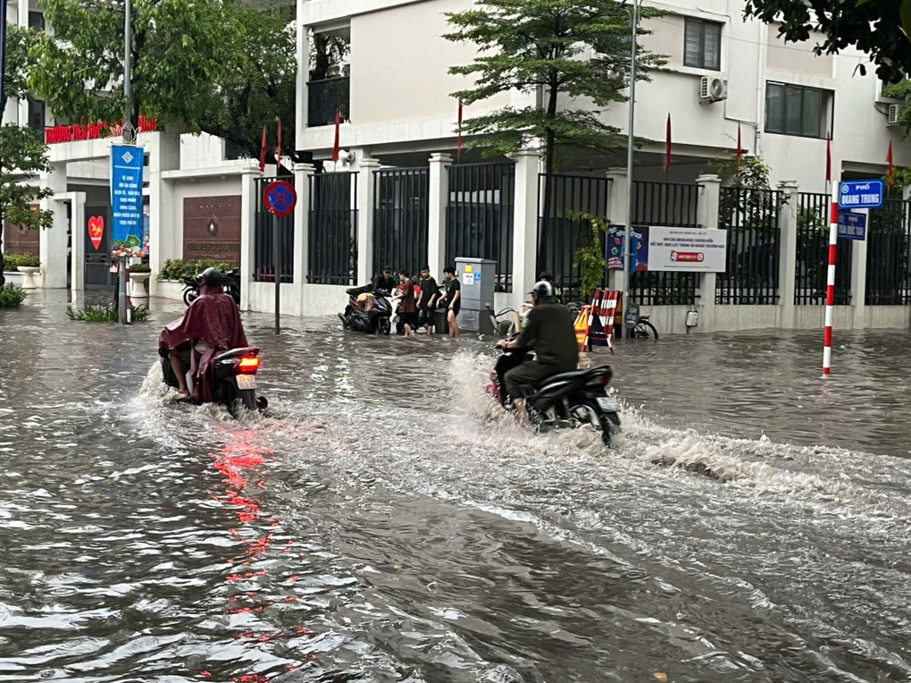 Nước dềnh trên phố Quang Trung sau trận mưa chiều 9/7. Ảnh: Anh Tuấn