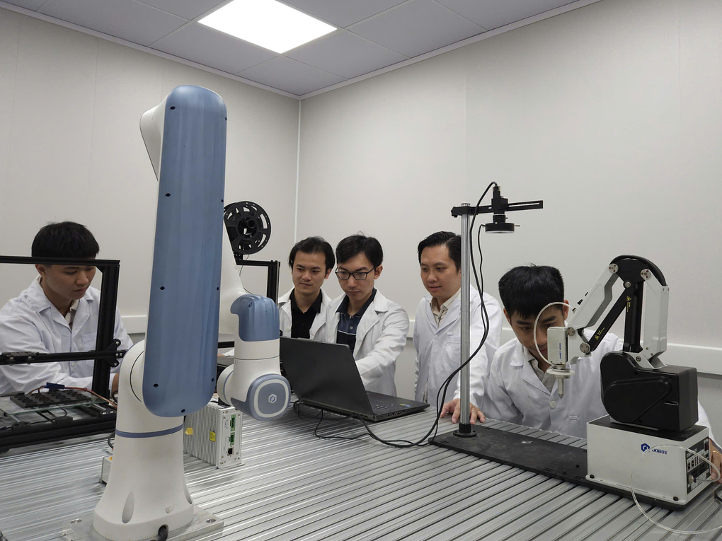 Các thành viên nhóm nghiên cứu trong quá trình thiết kế và xây dựng phòng thí nghiệm tự động ở giai đoạn đầu. Ảnh: NVCC