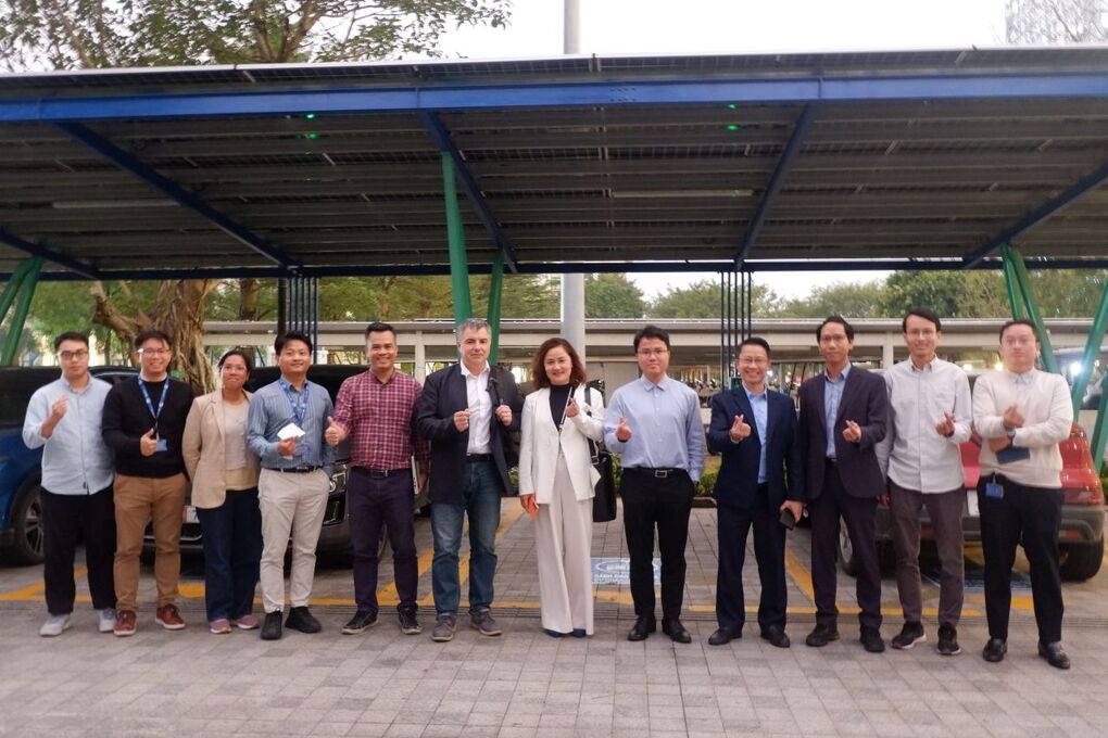 GS. Konstantin Novoselov (thứ 6 từ trái sang) cùng các nhà nghiên cứu tại Phòng thí nghiệm Khoa học Vật liệu Kỹ thuật số (DMS), Trung tâm Trí tuệ Môi trường (CEI), VinUni, tại Volterra - hệ thống sạc thông minh đột phá. Ảnh: CEI