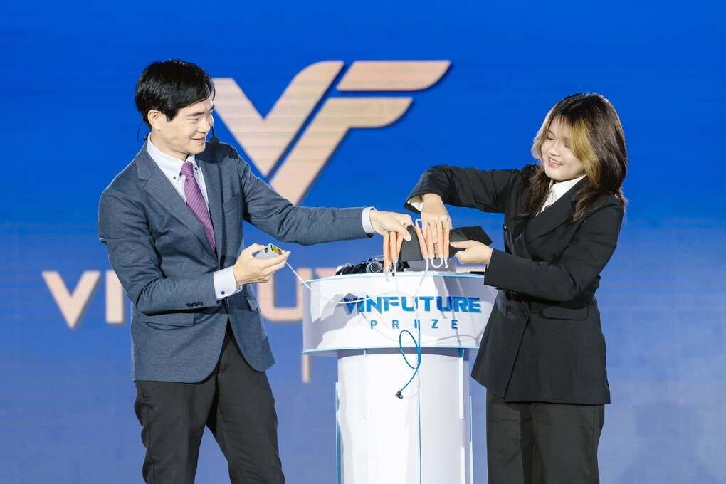 GS. Raymond Kai-yu Tong giới thiệu về công nghệ Bàn tay hy vọng tại Tuần lễ Khoa học Công nghệ VinFuture 2025. Ảnh: VinFuture