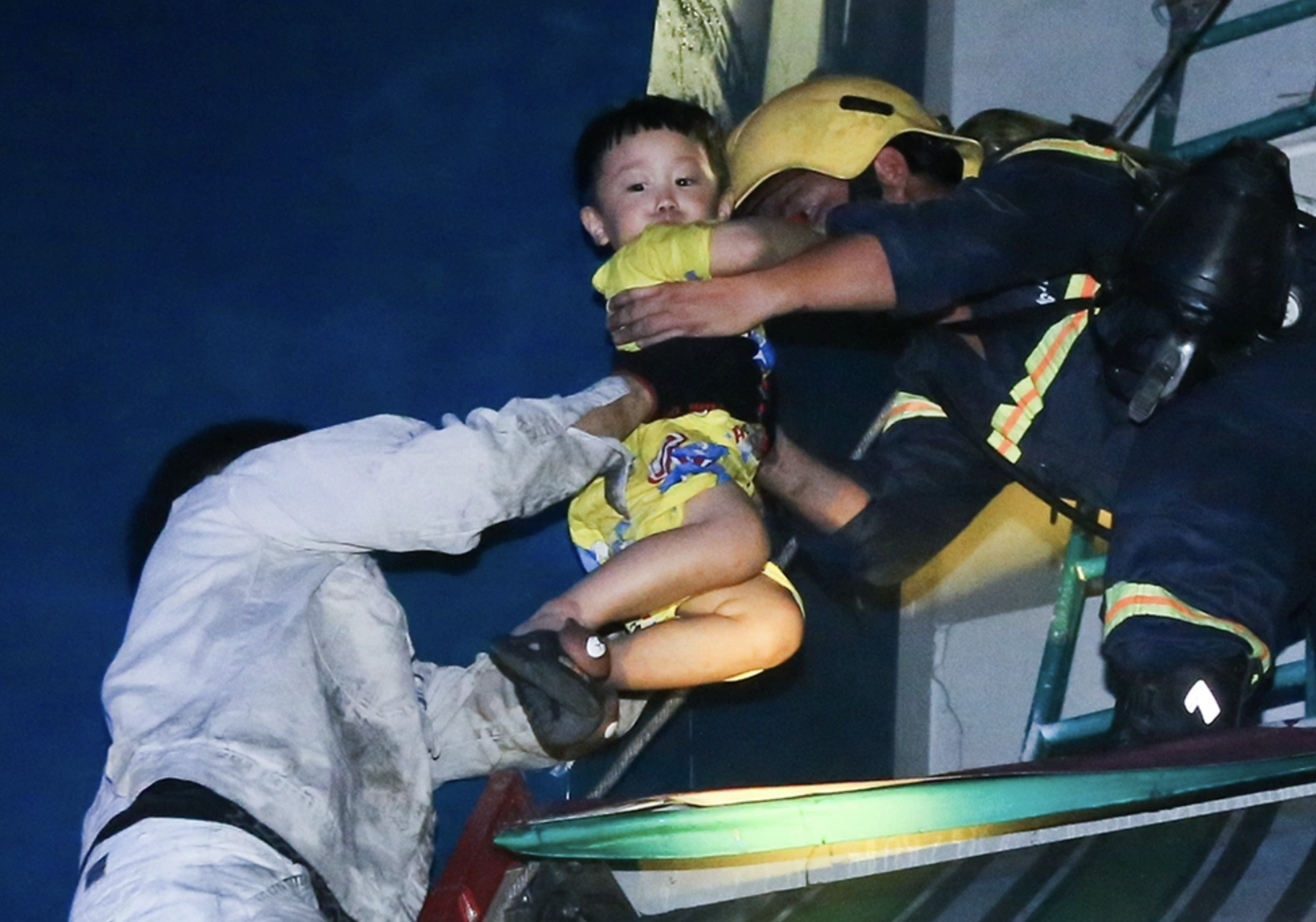 Điểm tin 21h: Tòa buộc chủ đầu tư và đơn vị quản lý bồi thường vụ cháy Carina | Giá xăng E10 lên hơn 20.000 đồng một lít