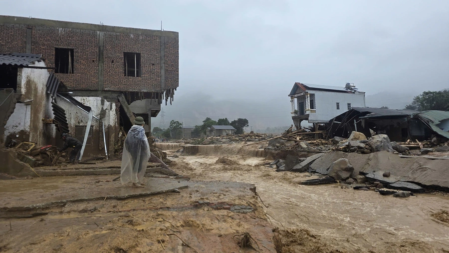 Deadly flash floods wreak havoc in northern Vietnam as heavy rain threat persists