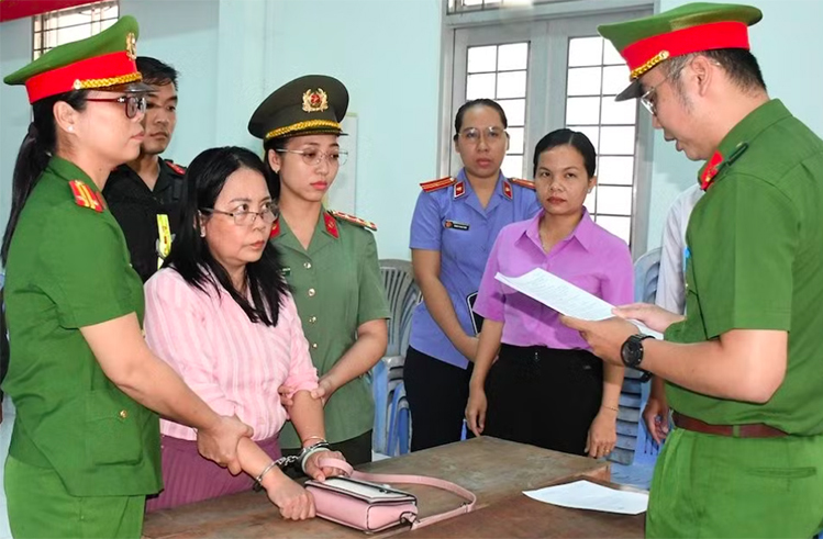 Cựu giám đốc Trung tâm văn hóa ở Vĩnh Long bị bắt