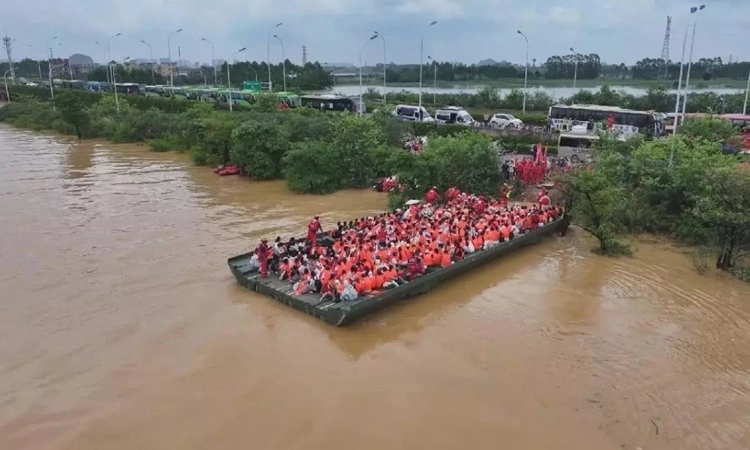 The foldable pontoon barge can be quickly opened to transport people stranded in flood areas. Photo: Bastille Post