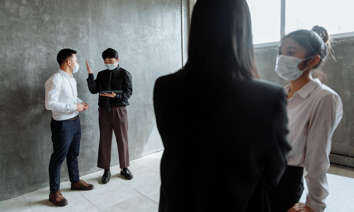 Chủ biệt thự ngã gãy tay sau khi đào hố giữa nhà để trấn phong thủy