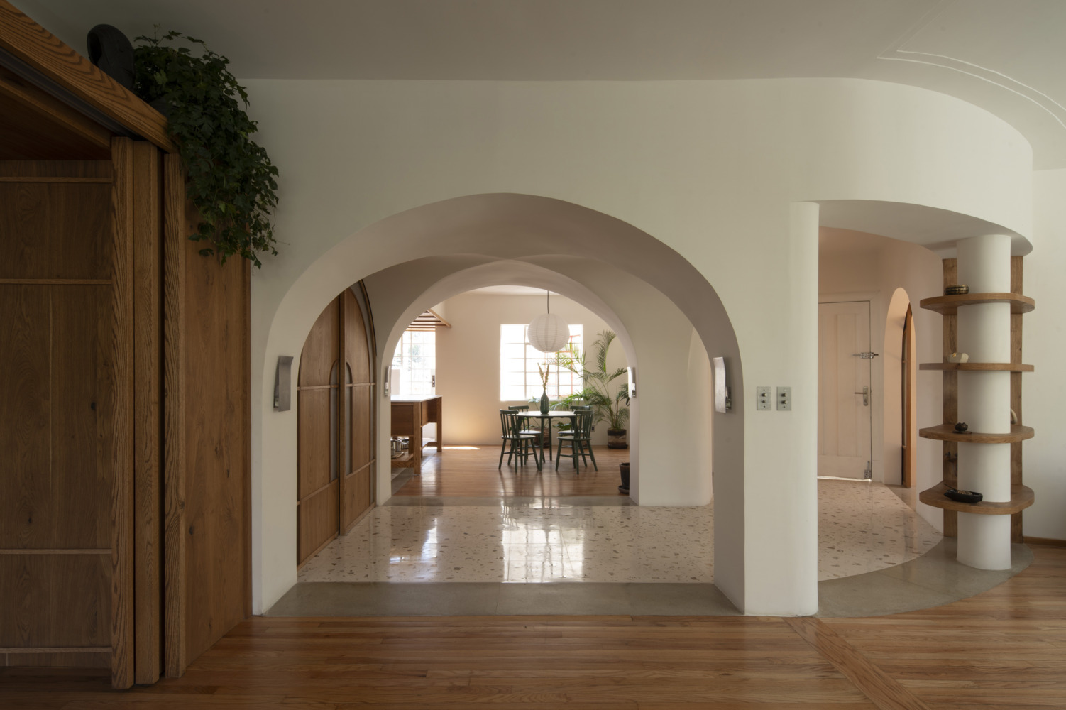 Căn hộ 150 m2 mở rộng không gian bằng đường cong