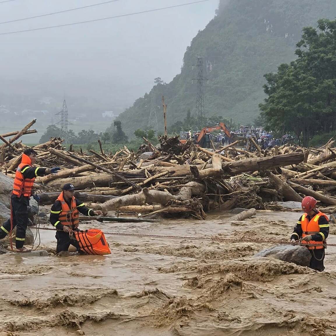 Điểm tin 2h: Tìm thấy 100 hài cốt liệt sĩ ở công viên Lê Thị Riêng | Mưa lớn gây sạt lở hàng loạt tuyến đường qua Lai Châu, Lào Cai