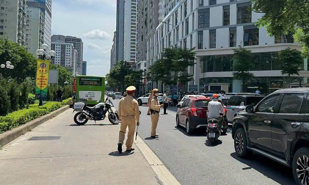 Lấn làn buýt nhanh, một phụ nữ bị tông tử vong