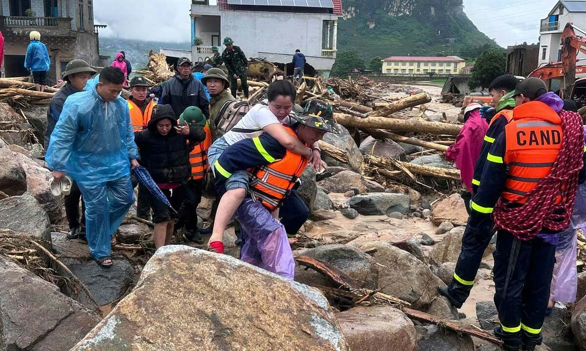Lai Châu chạy đua tìm kiếm nạn nhân, dọn bùn đất sau lũ quét