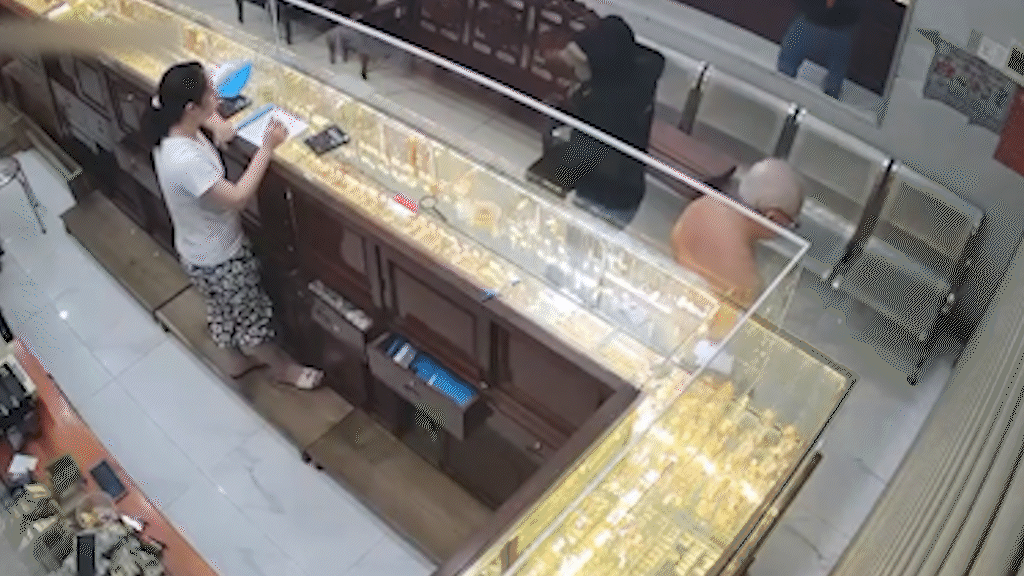 Camera ghi cảnh gia đình chủ tiệm vàng quật ngã tên cướp