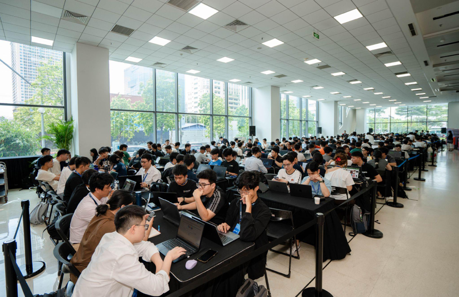 Các thí sinh VAIC 2026 phát triển giải pháp AI nhằm giải quyết những bài toán thực tiễn của doanh nghiệp. Ảnh: SHB