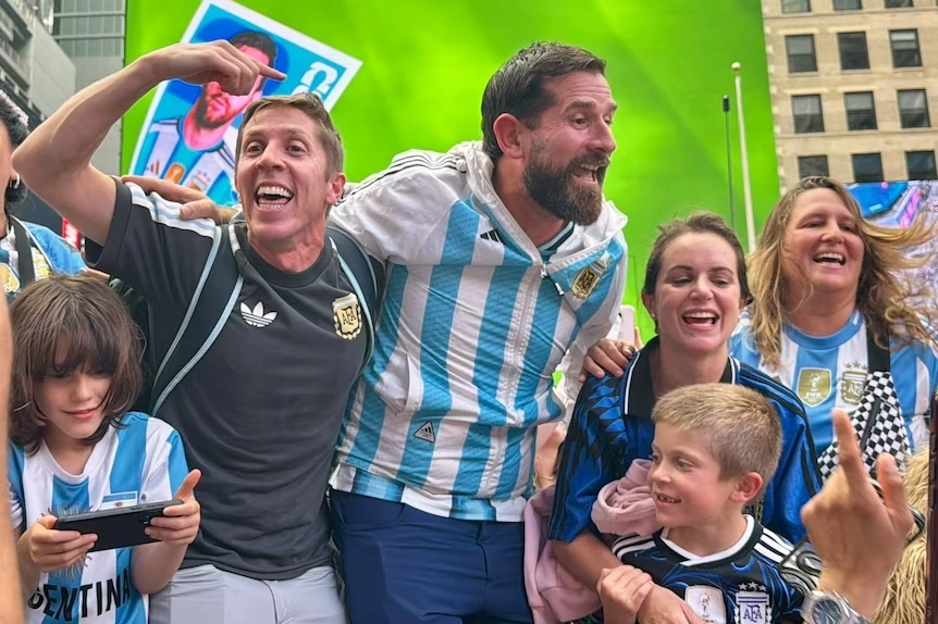 CĐV Argentina, Tây Ban Nha xuống đường trước trận chung kết World Cup