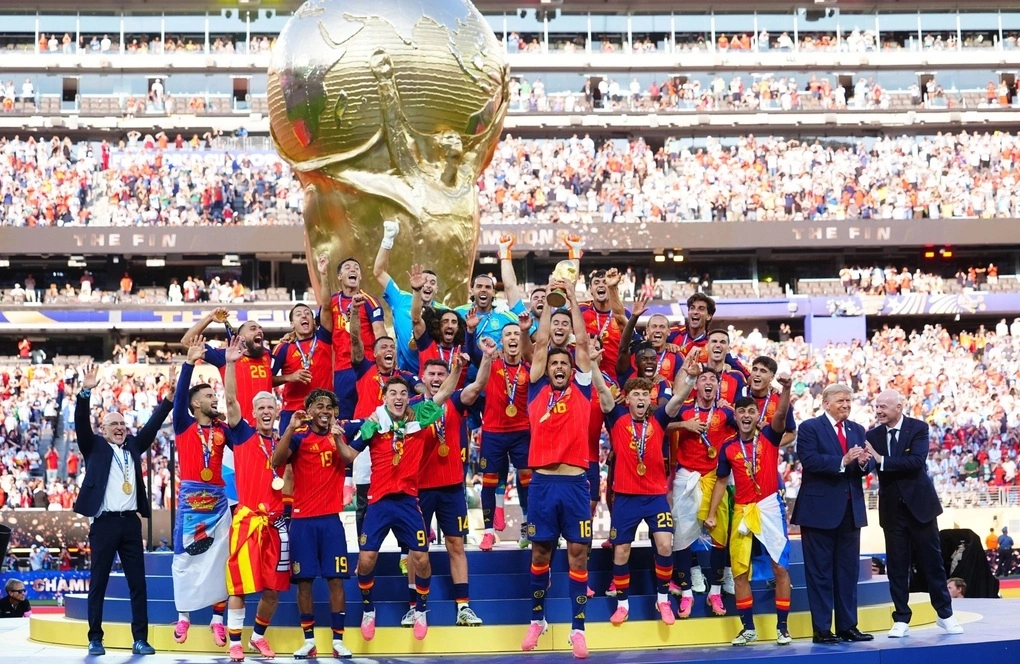 Tổng thống Mỹ Donald Trump và Chủ tịch FIFA Gianni Infantino (ngoài cùng bên phải) khi đội tuyển Tây Ban Nha nâng cúp vàng. Ảnh: AFP