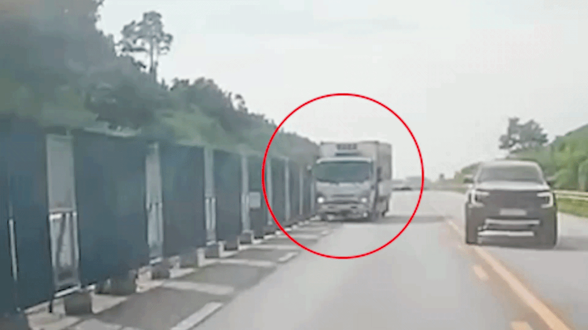 Xe tải lao vào rào tôn trên cao tốc, tài xế tử vong