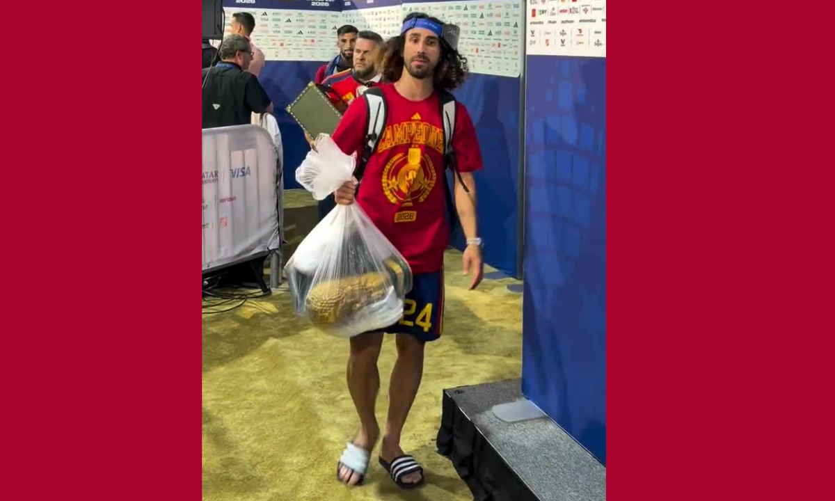 Hậu vệ Tây Ban Nha xách cúp vàng World Cup trong túi nylon