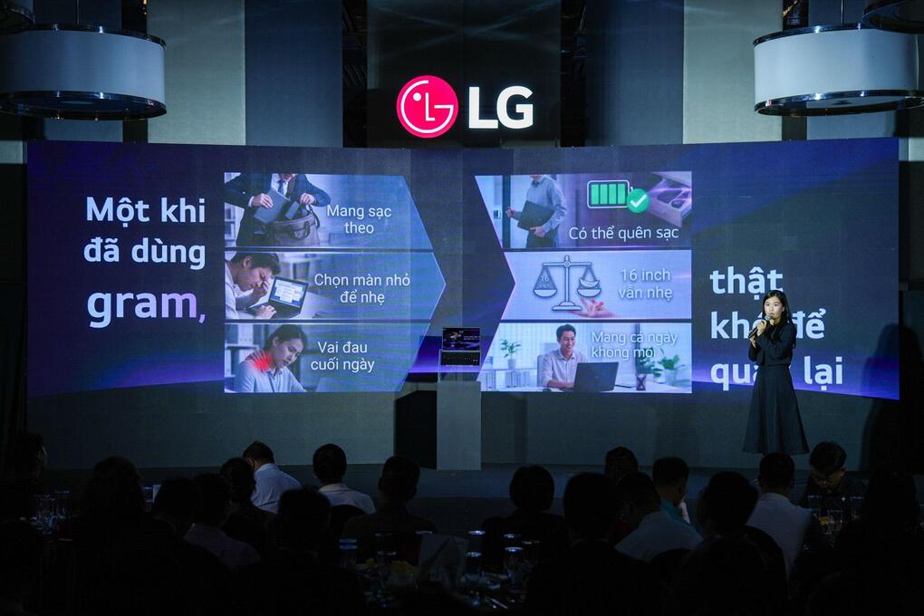 A business representative presented the advantages of the LG gram AI 2026 laptop range. Photo: LG Electronics
