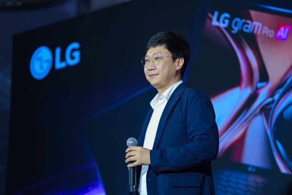 Mr. Lee Woo Ho, Director of LG Electronics Vietnam's entertainment and information technology solutions industry, spoke at the launch event of a trio of new laptops. Photo: LG Electronics
